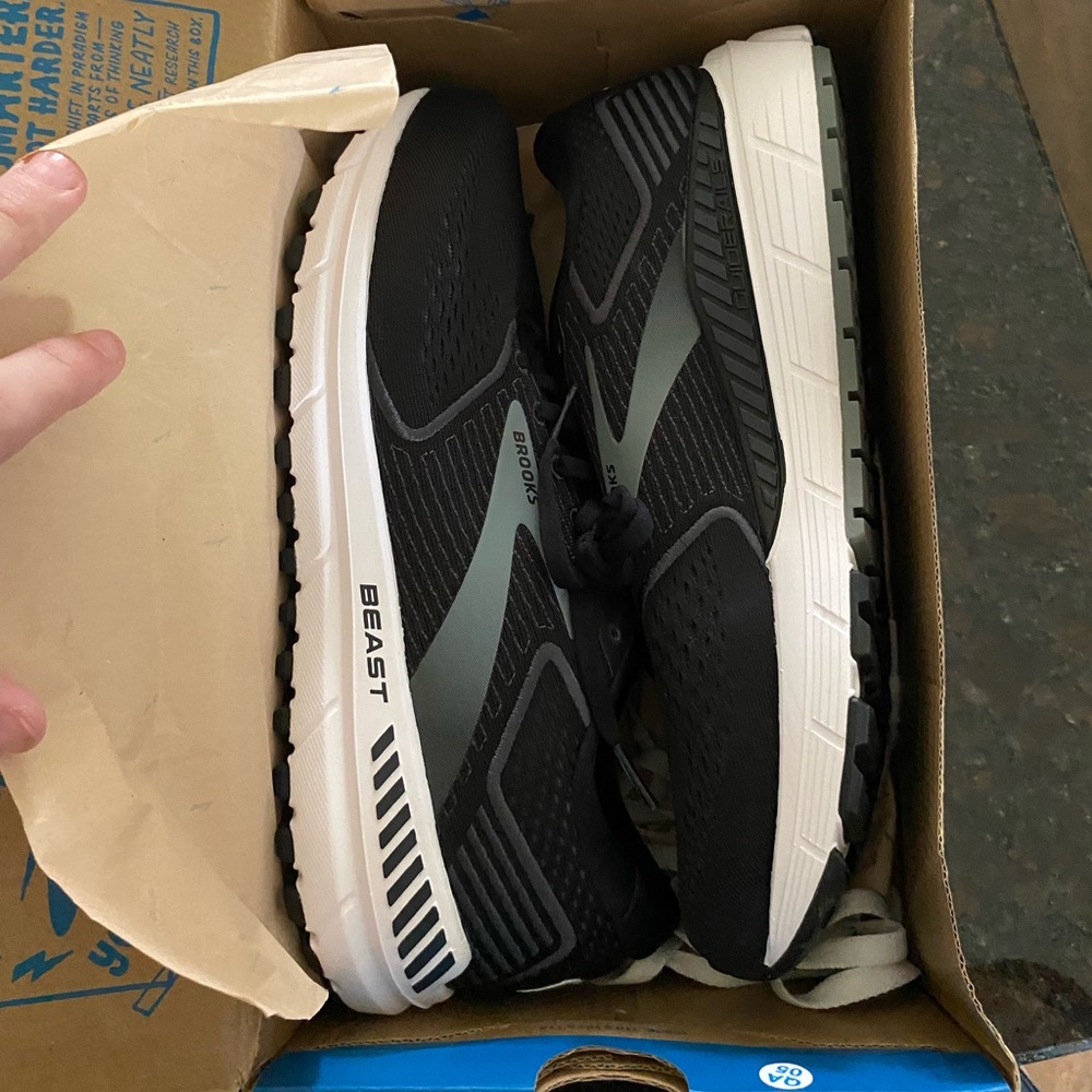 mens size 10 brooks shoes